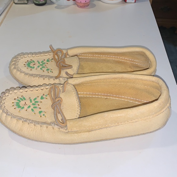 Women’s Hiawatha by Bassein Canada handmade Moccasins - Picture 2 of 5